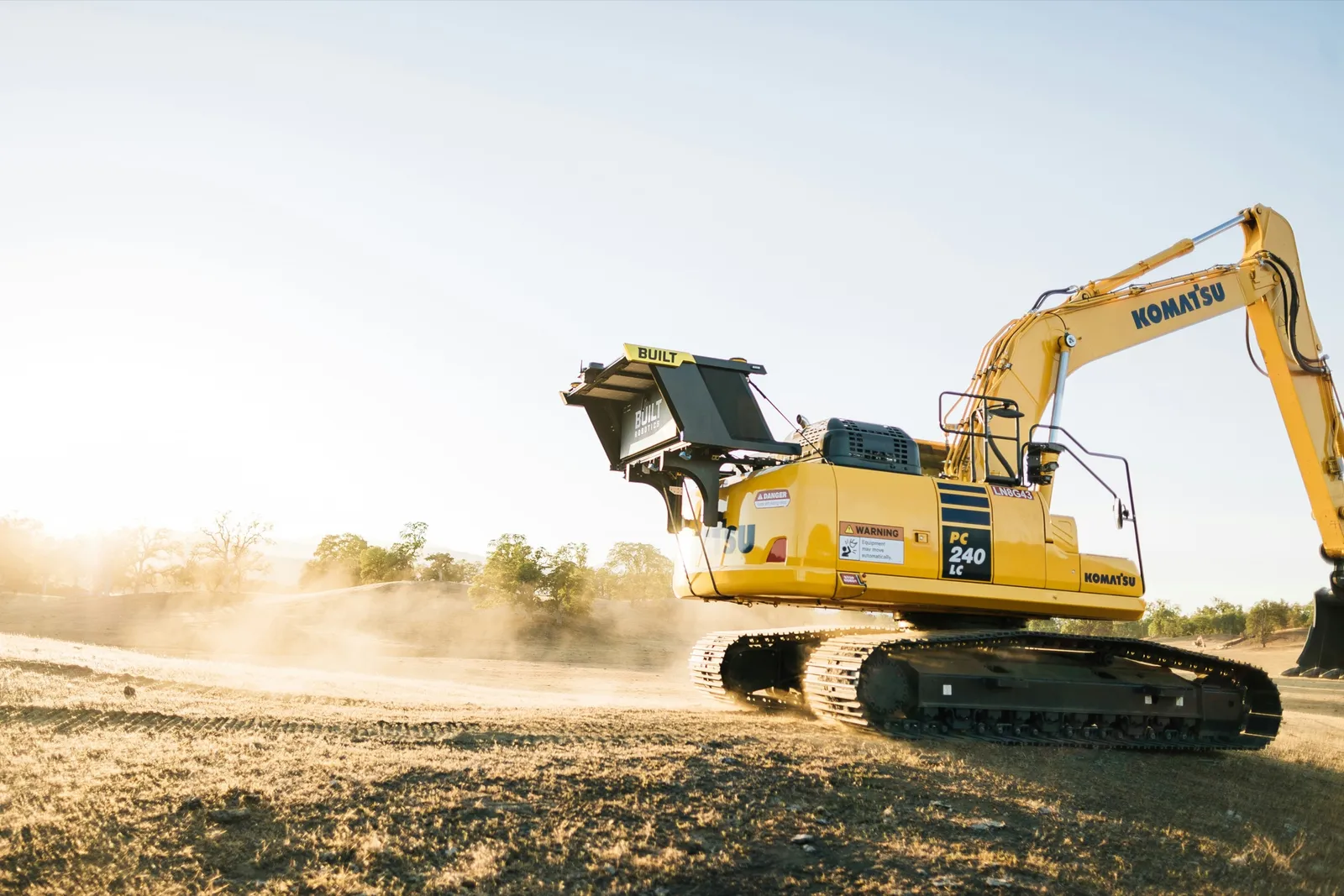 รถแม็คโคร Komatsu PC240 หน้างานก่อสร้าง